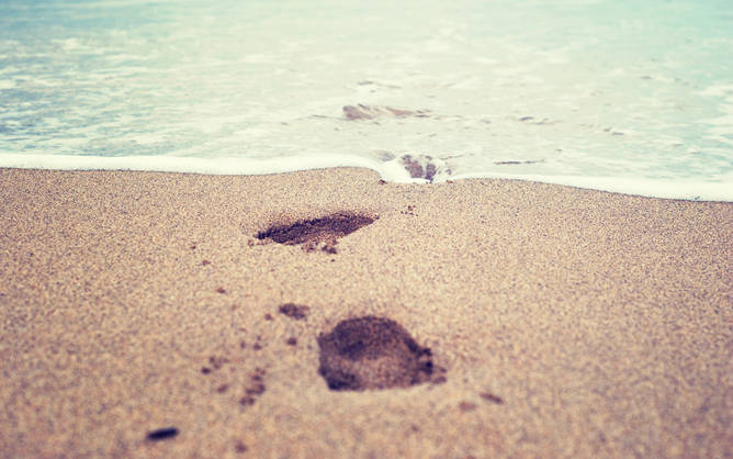 沙滩脚印足迹PPT背景图片